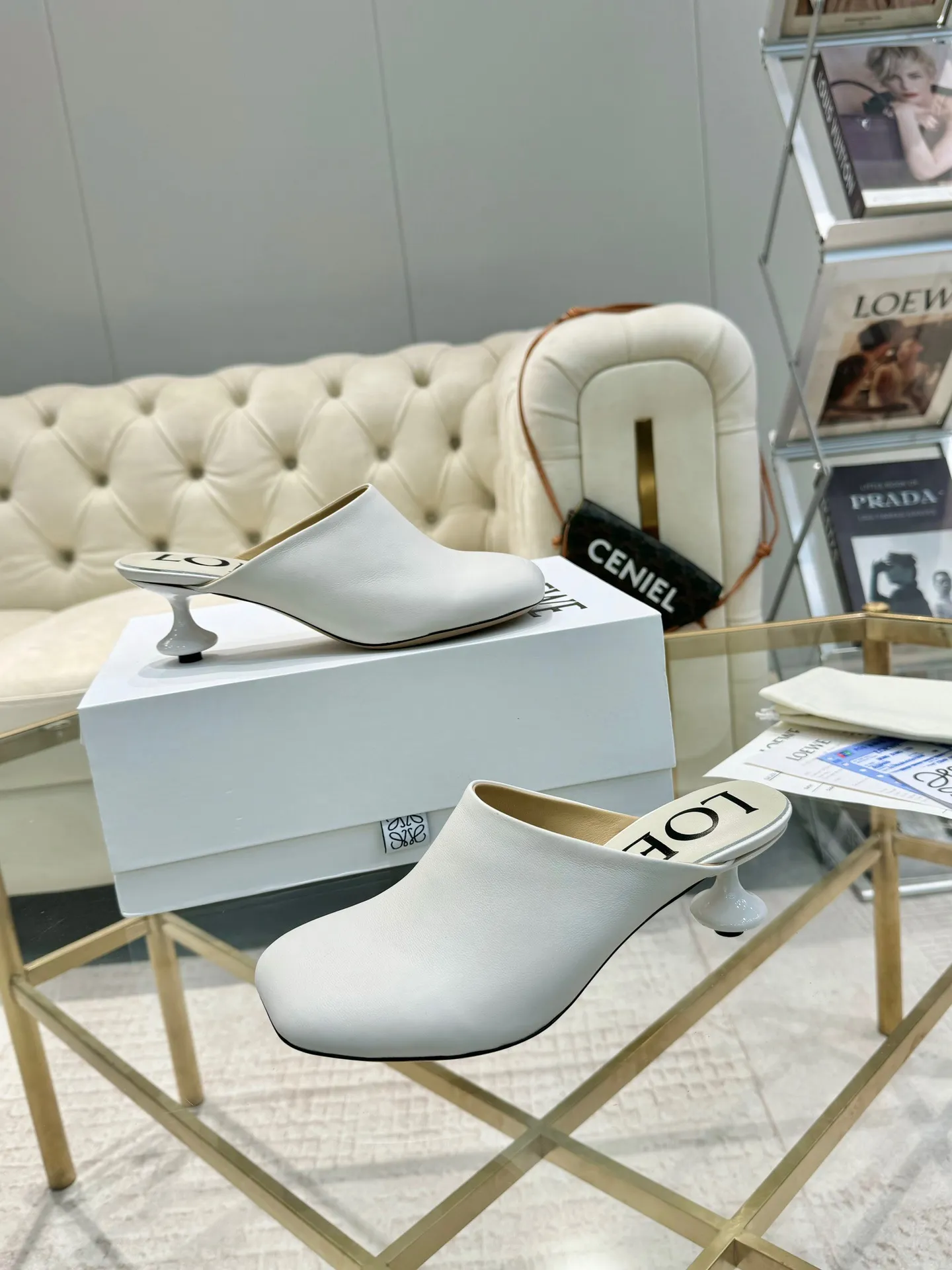 👟👟Ex-factory price 640👟👟 LOEWE‼ ️ New arrival‼ ️Imported genuine leather sole Loewe 2024/aw early spring latest catwalk color diamond series catwalk style 😘😘😘 Upper: imported super soft sheepskin lining: imported water-dyed sheepskin Outsole: original molded injection molded leather outsole Heel: original molded 1:1 Heel height: 5.5cm Size: 35-39 (40/41/42/43 custom-made, non-refundable)
